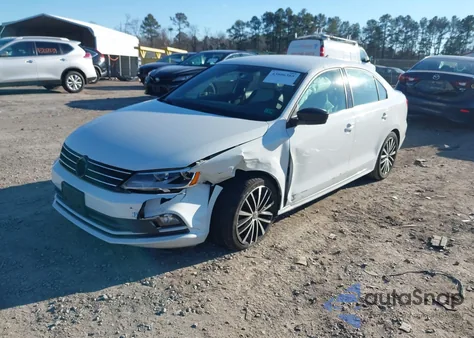 2015 Volkswagen Jetta 1.8T Sport z USA, uszkodzony, nr VIN 3VWD17AJ3FM213834